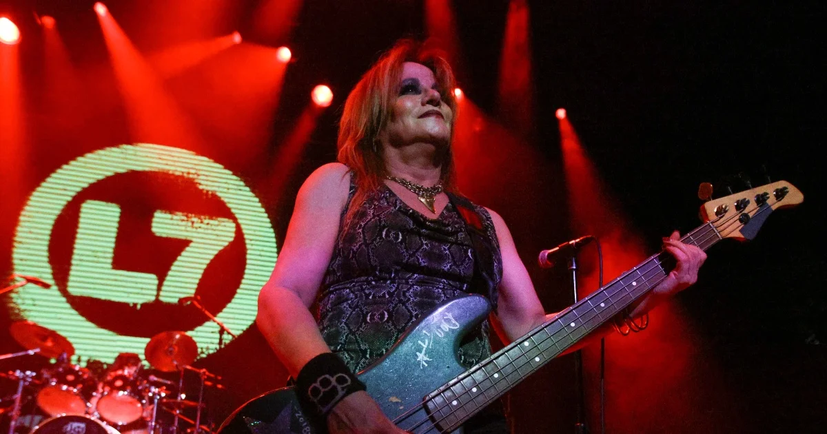 jennifer finch baixista da bandaill7