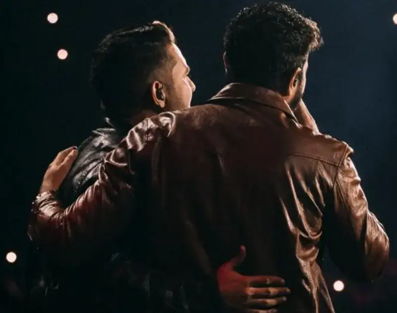 Henrique e Juliano lotam estádio e levam filhos ao palco; confira