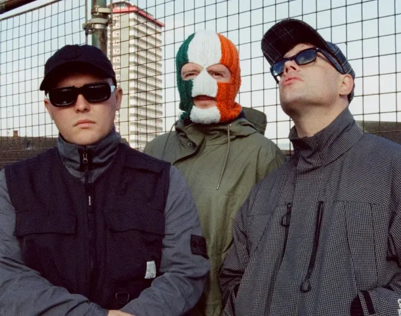 KNEECAP anuncia show no Brasil em outubro