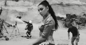 Charli xcx no clipe de "Camera" (reprodução YouTube)