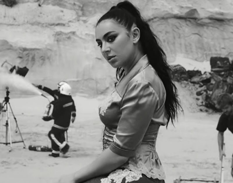 Charli xcx dirige Vincent Cassel no clipe de ‘Camera’; assista aqui