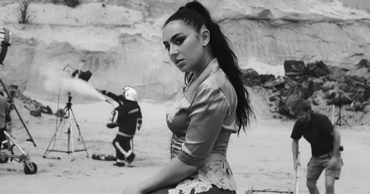 Charli xcx no clipe de "Camera" (reprodução YouTube)