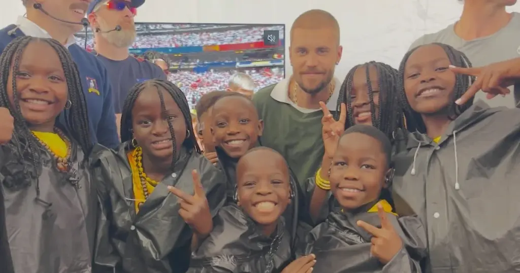 Justin Bieber com o grupo Ghetto Kids na Copa do Mundo 2026. Reprodução/Instagram.