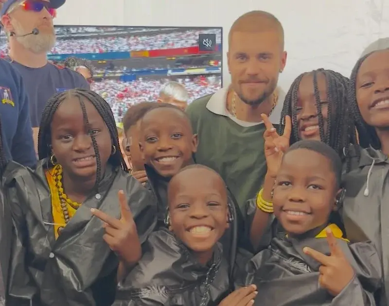 Justin Bieber encontra Ghetto Kids nos bastidores da Copa do Mundo 2026