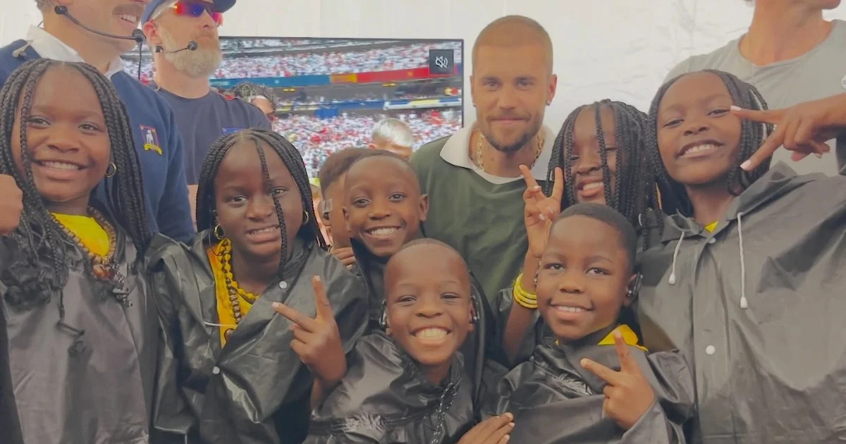 Justin Bieber com o grupo Ghetto Kids na Copa do Mundo 2026. Reprodução/Instagram.