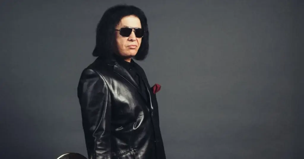 Gene Simmons, do KISS, estreia como produtor de 'Águas Mortais' 1 Genne Simmons, do KISS, é o produtor do filme 'Águas Mortais' (reprodução Facebook)