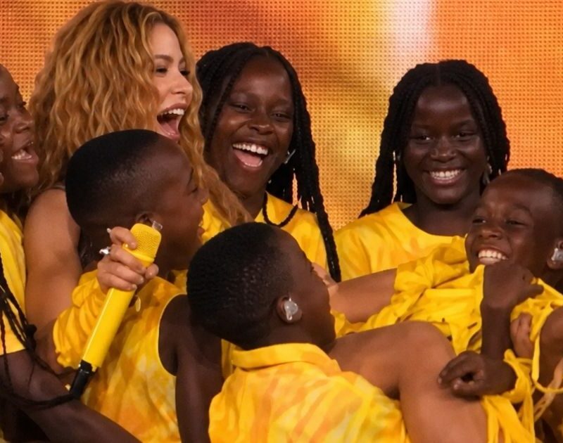 Shakira reúne Ghetto Kids no palco em Nova York; veja vídeos