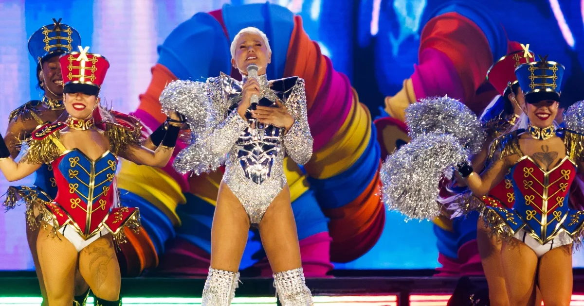 Xuxa estreia turnê com nave espacial e passeio pela carreira; veja setlist 3 xuxa 1