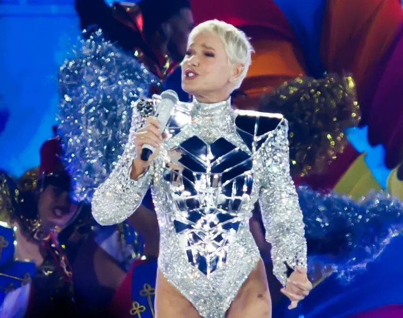 Xuxa estreia turnê com nave espacial e passeio pela carreira; veja setlist