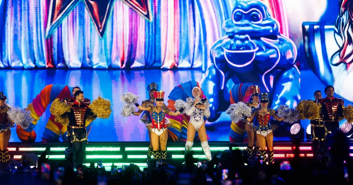 Xuxa estreia turnê com nave espacial e passeio pela carreira; veja setlist 5 Xuxa