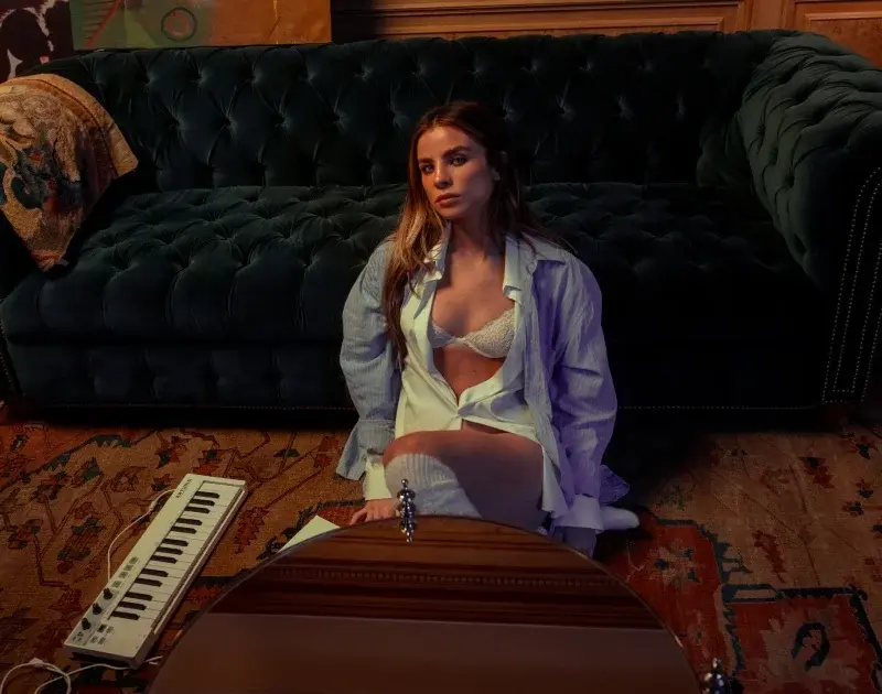 GIULIA BE apresenta álbum homônimo trilíngue com 21 faixas autorais