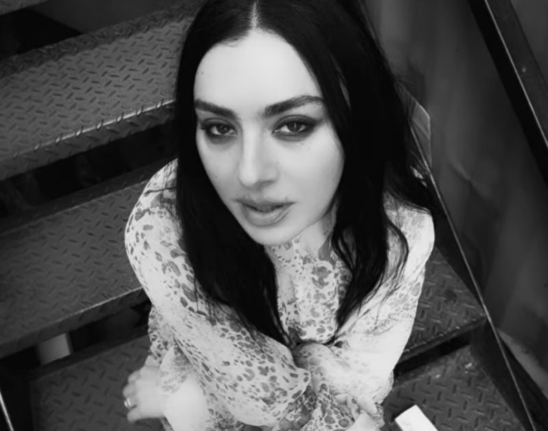 Charli xcx lança filme sobre novo álbum; assista aqui