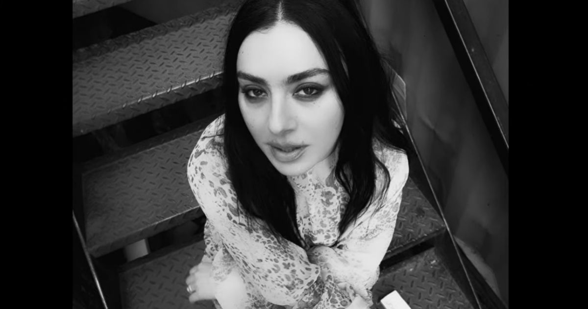 Charli XCX em cena de "Music, Fashion, Film" (Reprodução Youtube)