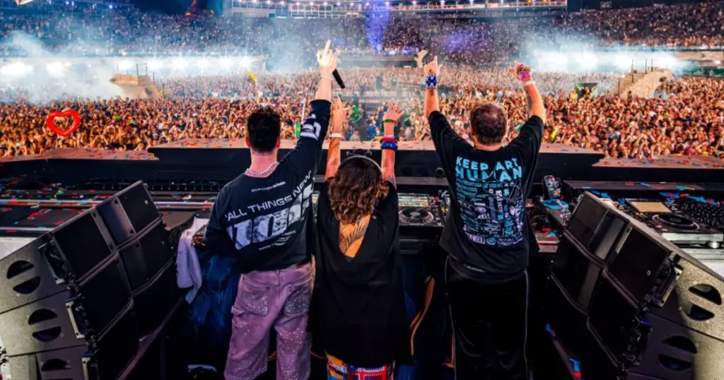 Alok com os pais Swarup e Ekanta no Tomorrowland 2026 (Reprodução)