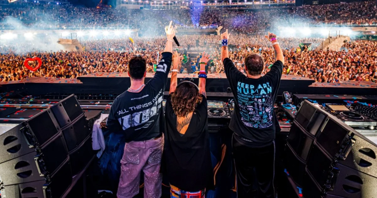 Alok com os pais Swarup e Ekanta no Tomorrowland 2026 (Reprodução)