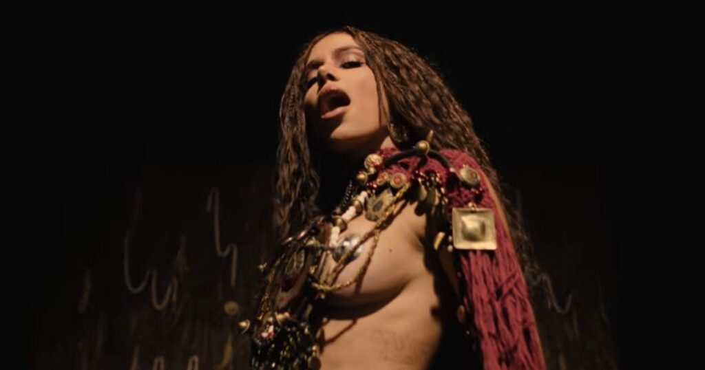 Anitta celebra indicação ao VMA e fala sobre possível sequência de ‘EQUILBRIVM’ 2 Anitta no clipe de "Sal Grosso" (Reprodução Youtube)