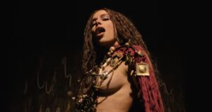 Anitta no clipe de "Sal Grosso" (Reprodução Youtube)