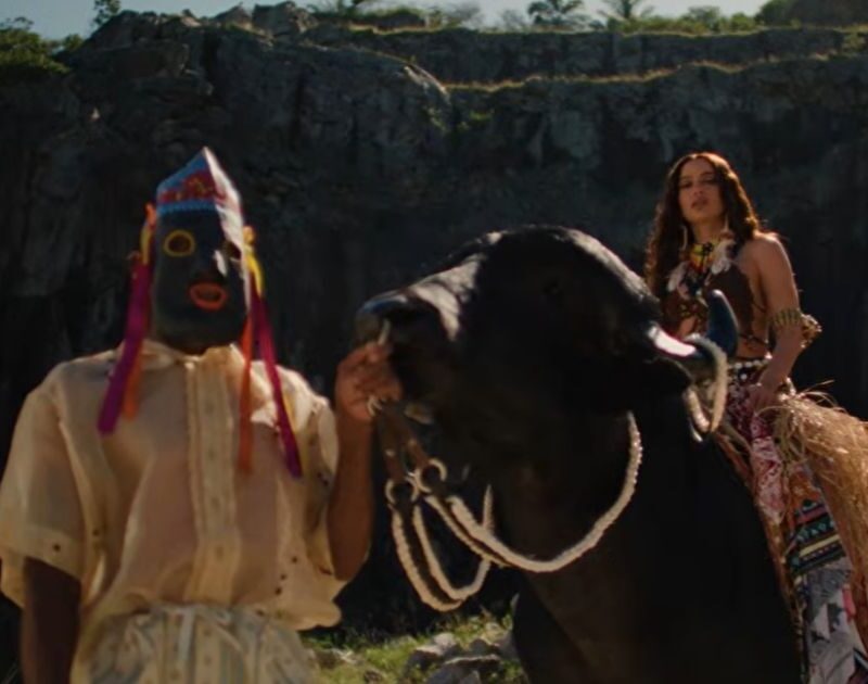 Anitta lança clipe de “Sal Grosso”; assista aqui