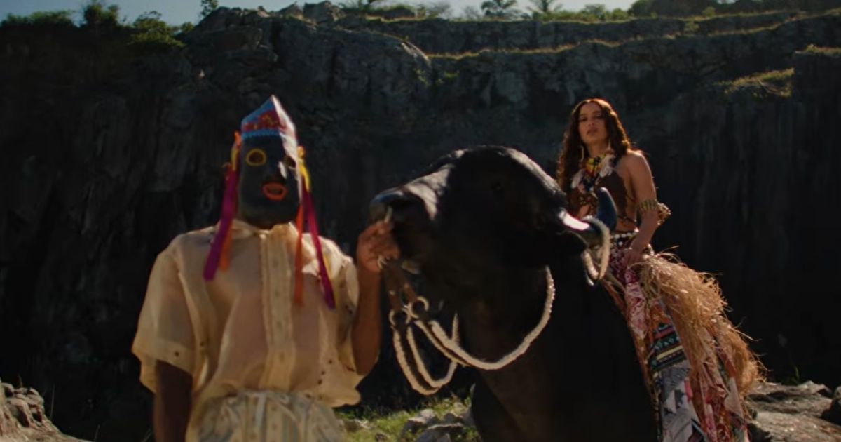 Anitta no clipe de "Sal Grosso" (Reprodução Youtube)
