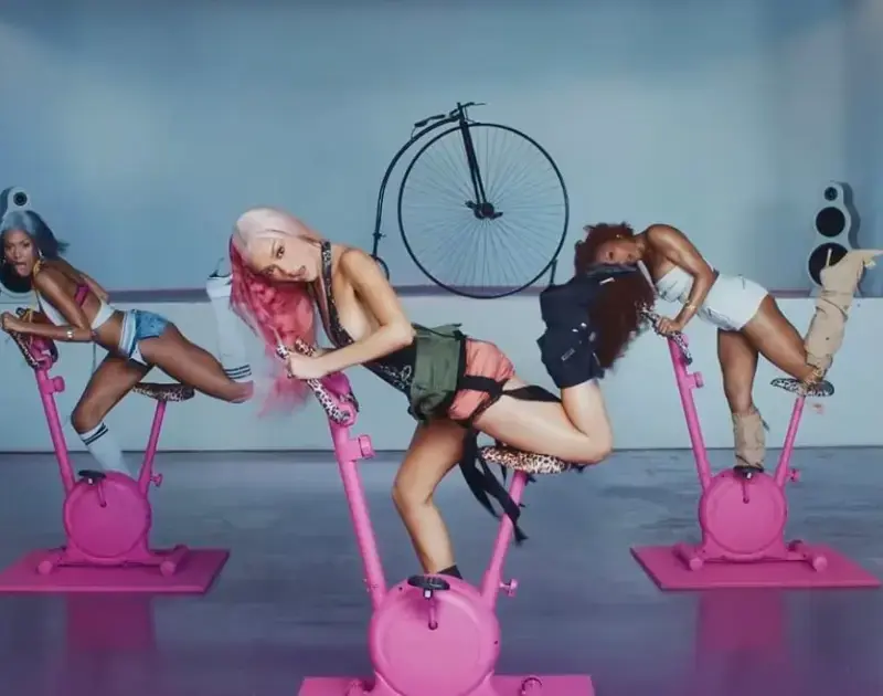 FLO lança clipe de single inspirado em sucesso de Christina Aguilera