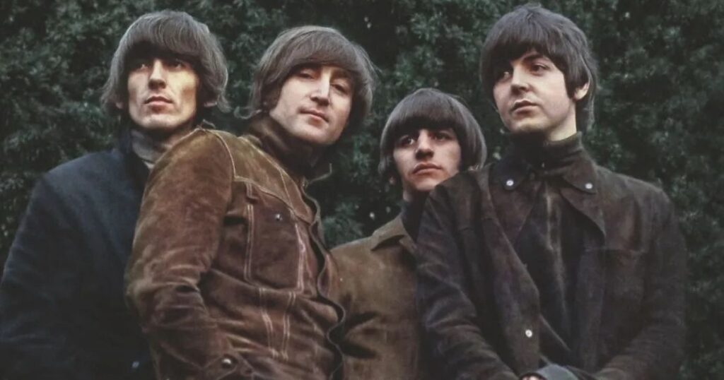Beatles anunciam edição super deluxe de 'Rubber Soul' com demos inéditas 1 George Harrison, John Lennon, Ringo Starr e Paul McCartney posam para a capa do disco "Rubber Soul" dos Beatles (Apple Corps/Billboard US)