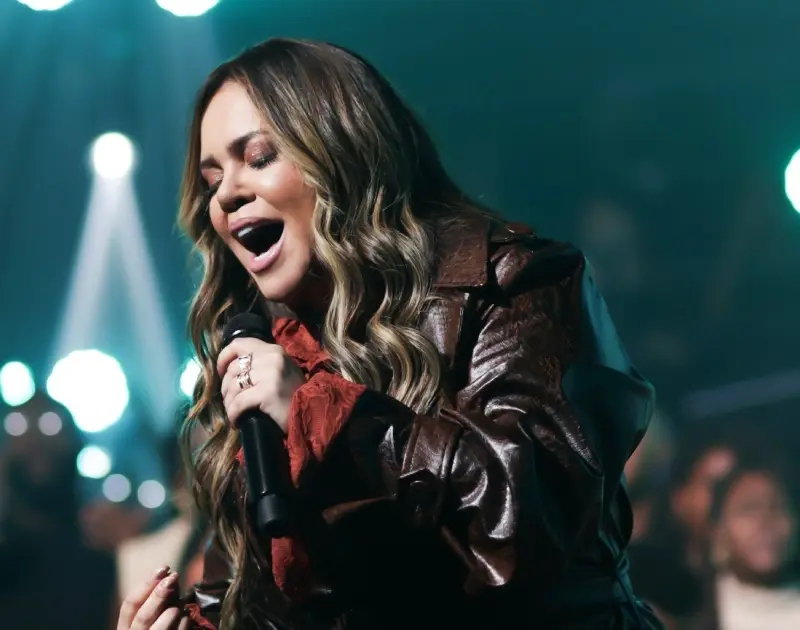 Sarah Farias lança ‘Eu Me Humilho’, novo single de álbum visual