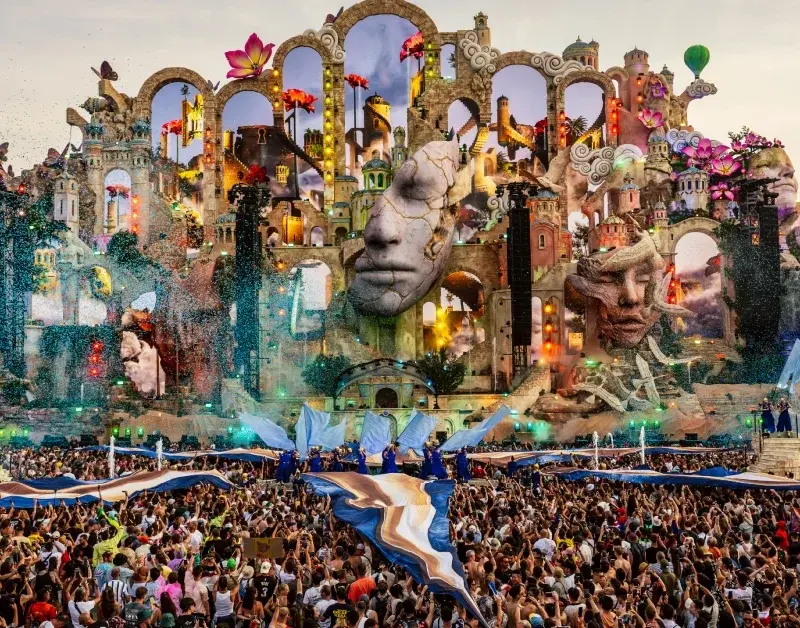 Tomorrowland libera mais de 120 livesets completos e aftermovie de 2026; veja