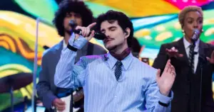 Jão apresenta 'Memórias Póstumas'no Alta Horas (Reproducão/Globo/ Miguel Salvatore)