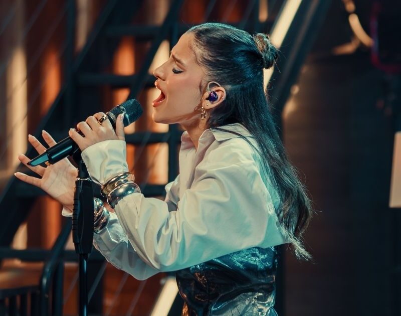 Lis Avancini lança ‘Deus Vê’ com técnica vocal usada por Mariah Carey