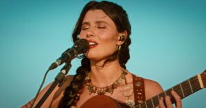 Mari Jasca em cena de "Disparada – Ao Vivo em Búzios" (Reprodução YouTube)