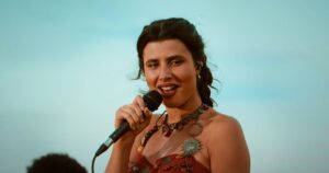 Mari Jasca em cena de "Disparada – Ao Vivo em Búzios", labçamento da Atabaque (Reprodução YouTube)