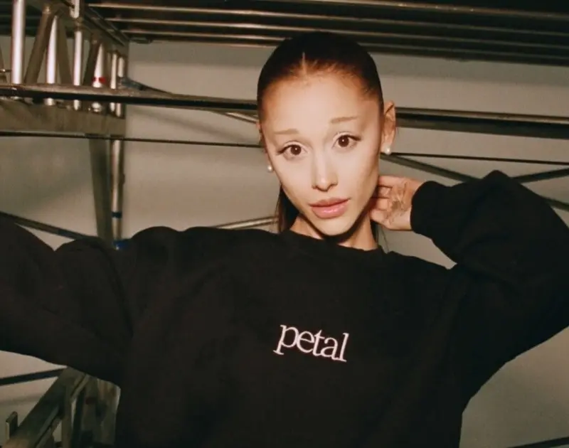 Ariana Grande diz que seu novo álbum, ‘Petal’, nasceu de uma raiva sem filtros