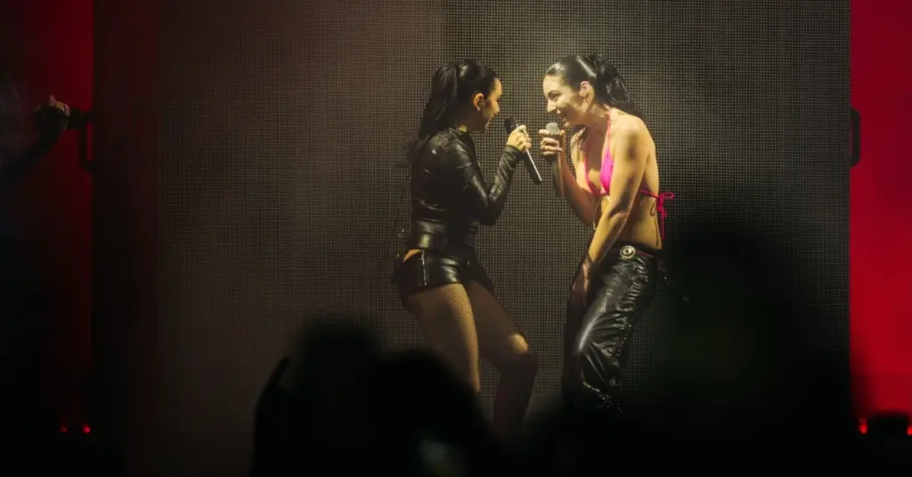 Lorde e Charli xcx no Lollapalooza Chicago 2026 ( @dusana @charles.reagan/reprodução Instagram @lollapalooza)