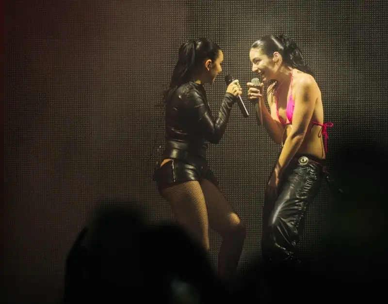 Lorde surpreende público do Lollapalooza com participação de Charli xcx; veja