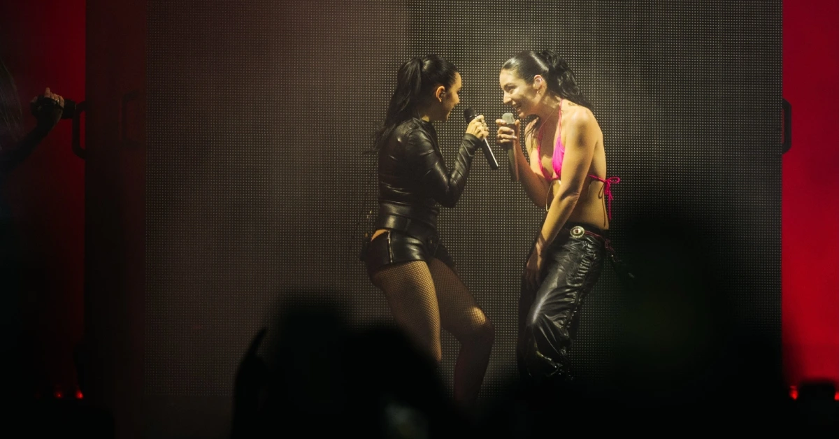 Lorde e Charli xcx no Lollapalooza Chicago 2026 ( @dusana @charles.reagan/reprodução Instagram @lollapalooza)