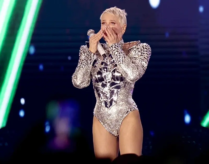Xuxa chora em SP e pede netos até para Shawn Mendes no palco; assista