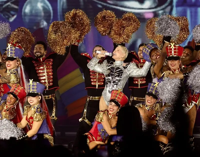 Xuxa chora em SP e pede netos até para Shawn Mendes no palco; assista
