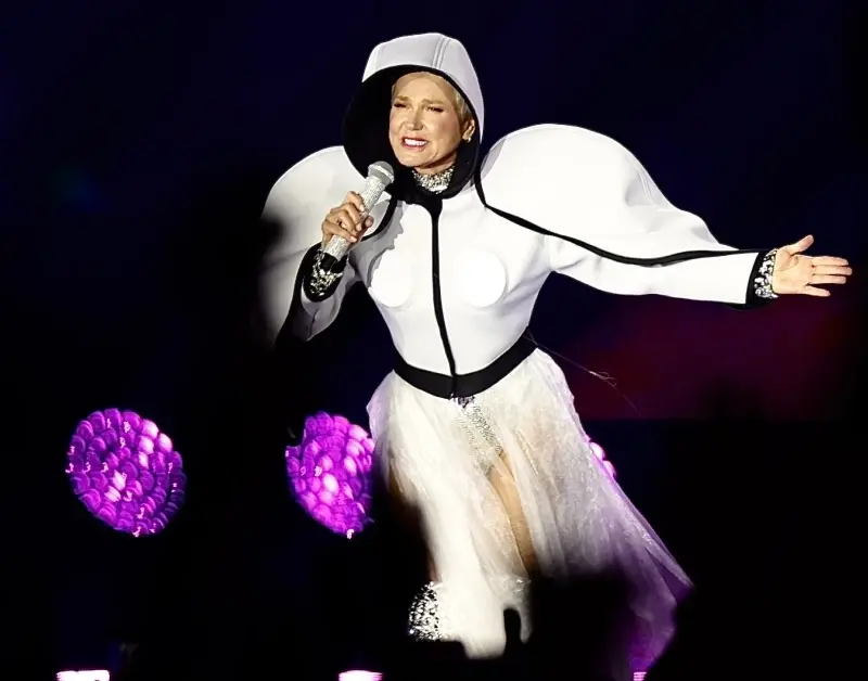 Xuxa celebra sucesso de turnê de despedida: ‘Amor não envelhece’