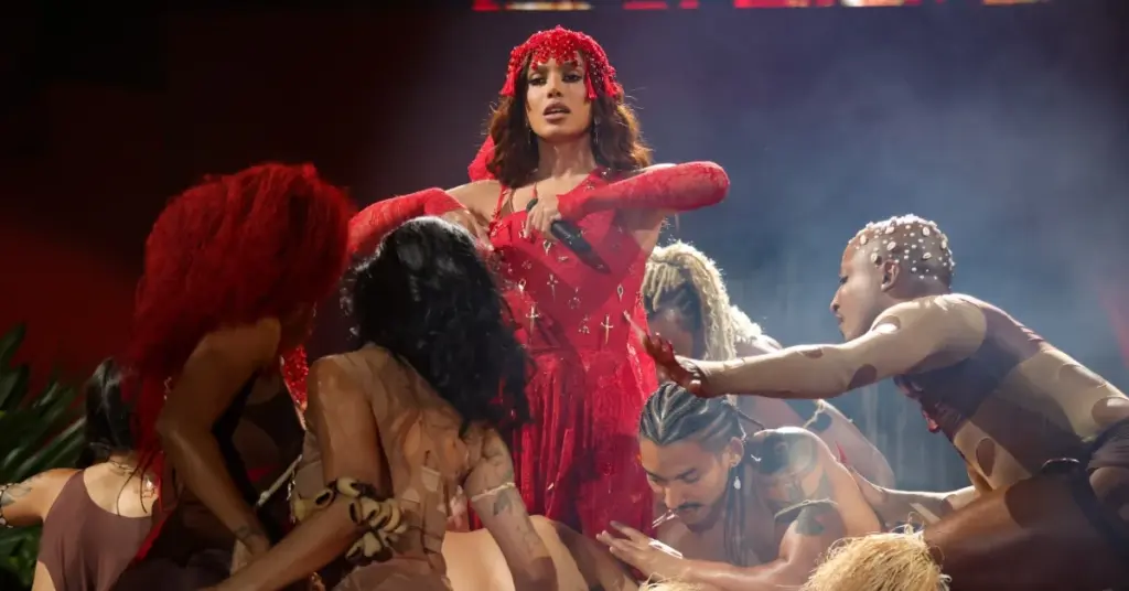 Anitta inicia 'EQUILIBRIVM Tour' em Porto Alegre; confira 1 Anitta inicia "EQUILIBRIVM Tour" em Porto Alegre (Lucas Ramos/Brazil News)