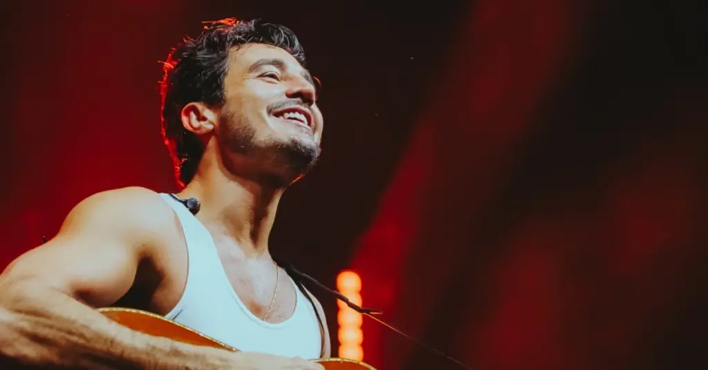Tiago Iorc celebra 10 anos de 'Troco Likes' e estreia turnê em SP 1 Tiago Iorc na estreia da "Troco Likes 10 anos" em São Paulo (Rafael Strabelli/divulgação)