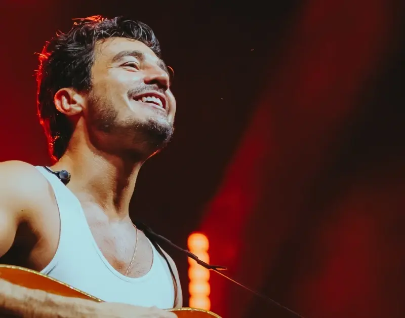 Tiago Iorc celebra 10 anos de ‘Troco Likes’ e estreia turnê em SP