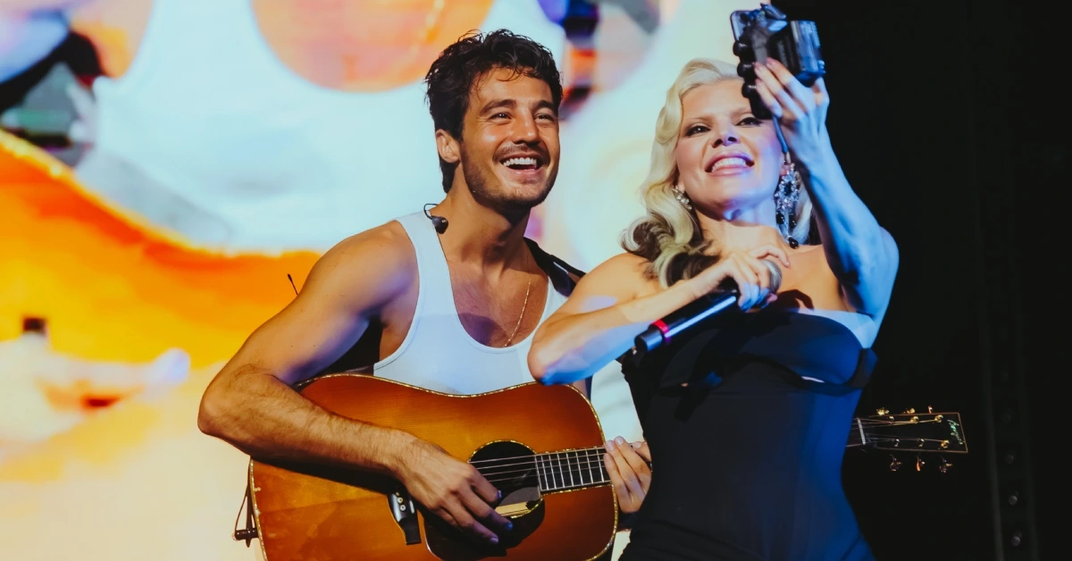 Tiago Iorc celebra 10 anos de 'Troco Likes' e estreia turnê em SP 2 Tiago Iorc e Duda Beat na estreia da "Troco Likes 10 anos" em São Paulo (Rafael Strabelli/divulgação)