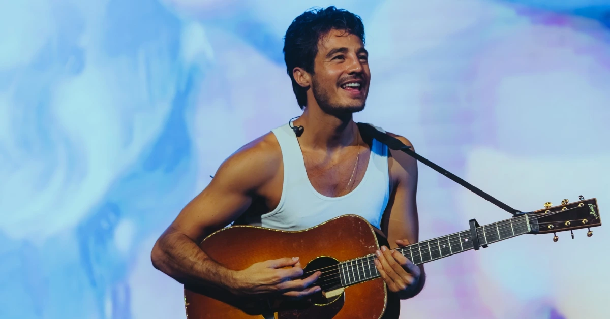Tiago Iorc celebra 10 anos de 'Troco Likes' e estreia turnê em SP 3 Tiago Iorc na estreia da "Troco Likes 10 anos" em São Paulo (Rafael Strabelli/divulgação)