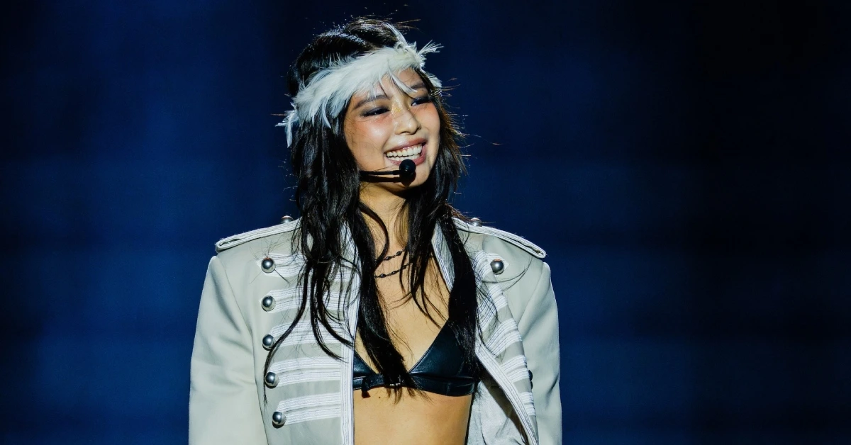 Jennie no Lollapalooza Chicago (@ismaelquintanillaiii, @rohofoto, @the.camera.lady/reprodução Instagram @lollapalooza)