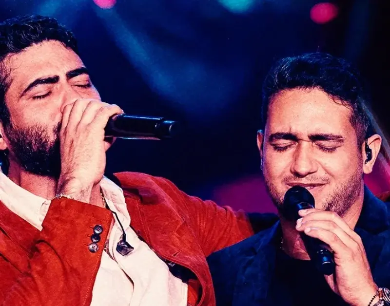 Henrique e Juliano lotam estádio e levam filhos ao palco; confira