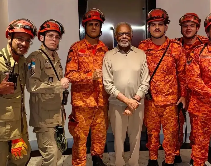 Gilberto Gil fica preso em elevador e agradece resgate de bombeiros