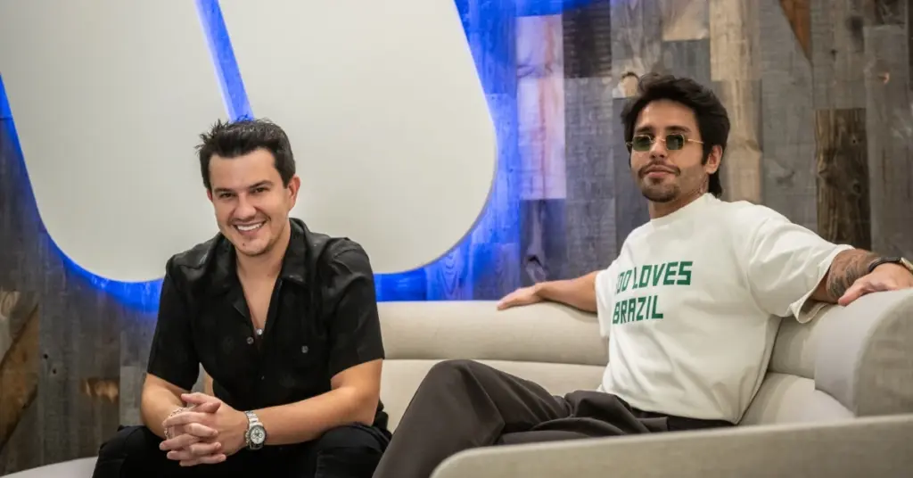 Hugo e Guilherme fecham parceria e assinam com a Warner Music 1 Hugo e Guilherme assinam com a Warner Music (divulgação)