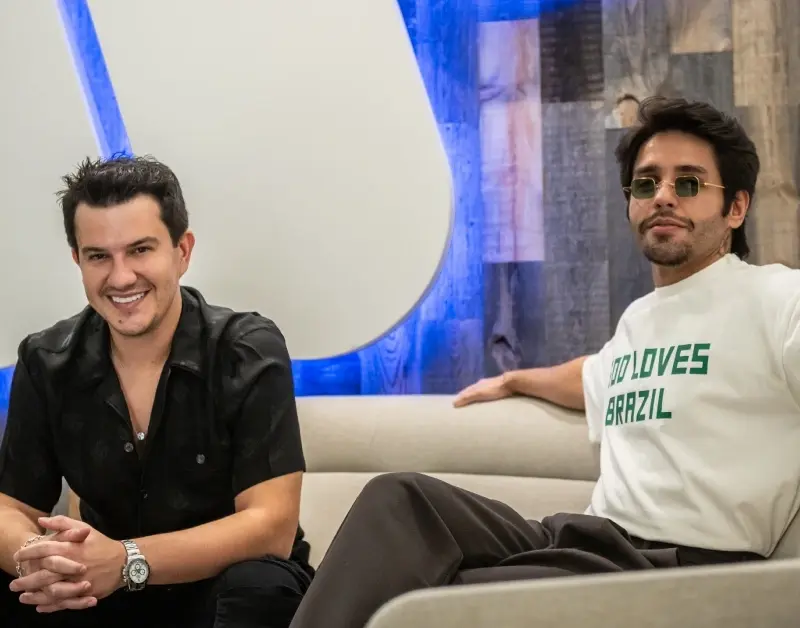 Hugo e Guilherme fecham parceria e assinam com a Warner Music