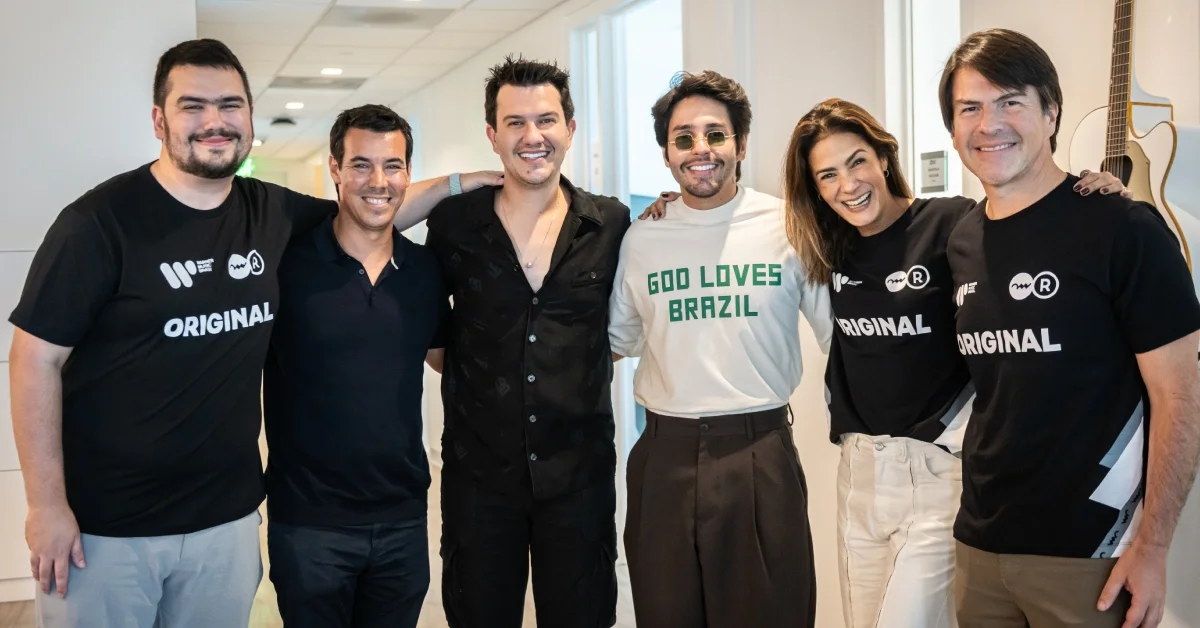 Hugo e Guilherme fecham parceria e assinam com a Warner Music 2 Julian Lepick (diretor de A&R e marketing da Warner Music Brasil), Alejandro Duque (presidente Warner Music Latin América), Hugo, Guilherme, Leila Oliveira (presidente Warner Music Brasil) e Nicolas Cortazar (Vice presidente de growth strategy)