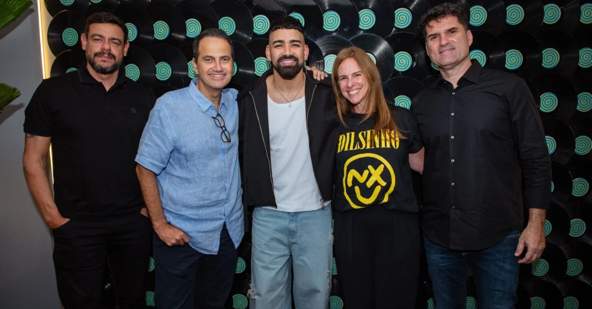 Igor Faria (Empresário), Fernando Cabral (CEO Grupo Sony Brasil), Dilsinho, Tatiana Cantinho (VP Sênior e Head da Som Livre) e Andriws Moraes (Empresário) 